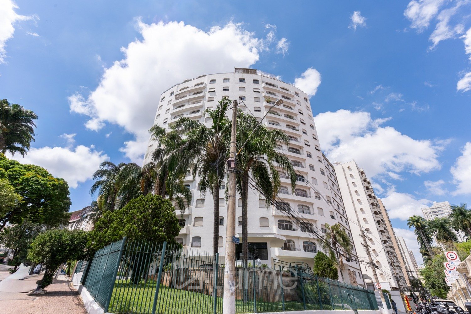Arquitetura anos 80 e uma vista e tanto